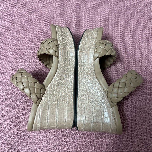 OTBT Size 8.5 M Tan Embossed Braided Fluent Wedge Sandal Slip On Comfort Resort - Picture 6 of 9